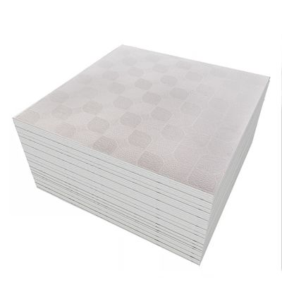 Bom preço Película laminada de PVC sobre painéis de tecto de gesso de núcleo de gesso de PVC para desempenho em sistemas de tecto suspensos de grelha exposta on-line