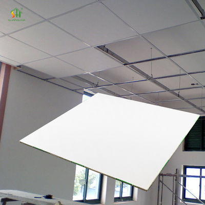 Bom preço Painel de teto 7.5mm da gipsita do PVC de 595 x de 595mm densamente para a decoração interior do teto on-line