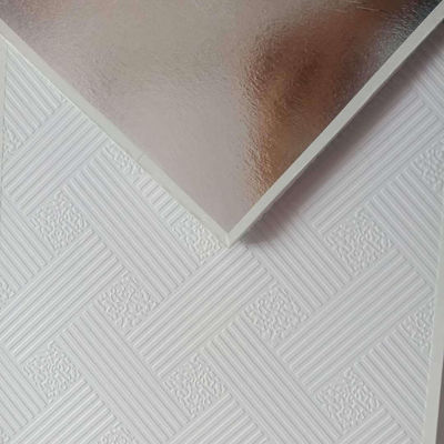 Bom preço Tecto de gesso laminado de PVC de alta qualidade resistente ao fogo resistente à água Decorativo 600x600mm on-line