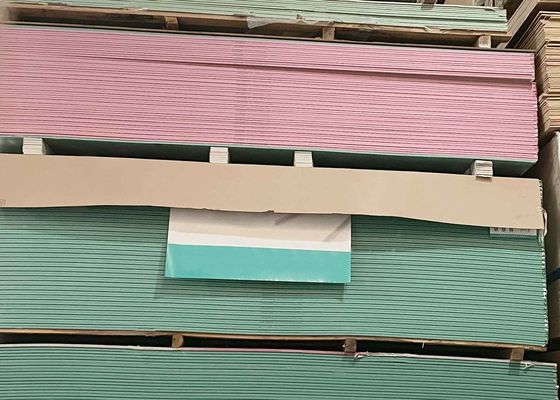 Bom preço Novo Estilo Knauf Boa Planura Placa de gesso resistente ao mofo com decoração moderna usada para tecto de gesso on-line